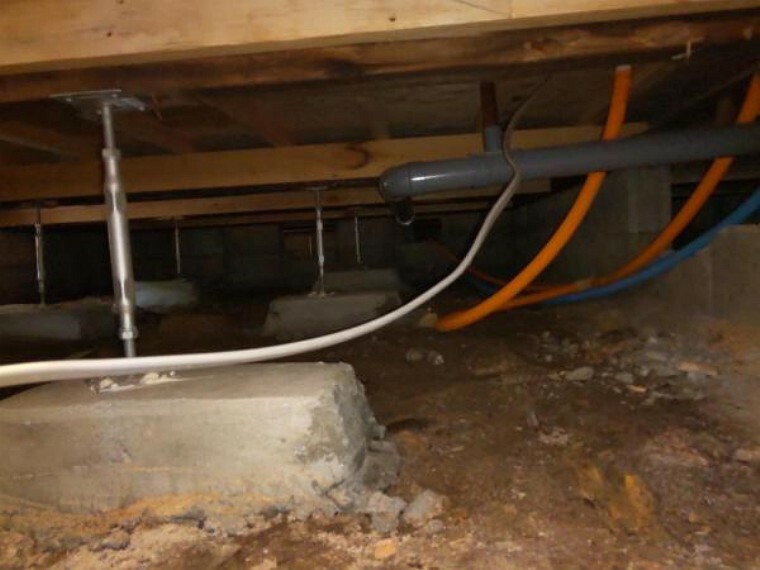 構造・工法・仕様 【リフォーム済】中古住宅の3大リスクである、雨漏り、主要構造部分の欠陥や腐食、給排水管の漏水や故障を2年間保証します。その前提で床下まで確認の上でリフォームし、シロアリの被害調査と防除工事もおこないました。
