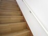【リフォーム済】階段はクッションフロアを貼りました。手すりも新設され、お子様でも安心して上り下りできる階段になりました。