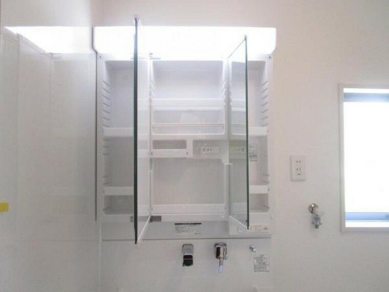洗面化粧台 【リフォーム済】洗面台は鏡の裏にも収納ができます。水回りをすっきりさせることができますね。