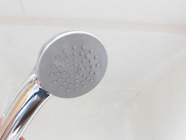 浴室 【リフォーム済】ユニットバスのシャワーヘッドです。従来製品よりさらに節水を実現。シャワーの勢いはそのままに、省エネに大きく貢献しています。