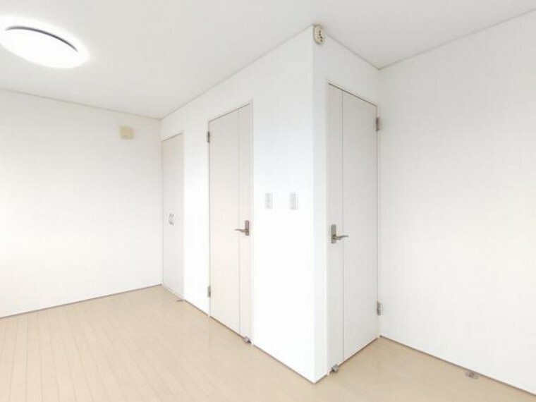 【リフォーム済】3階洋室はドアが2つ設置済みですので、壁で仕切れば2部屋に分割可能です。お子様の成長に合わせてお使いいただけます。
