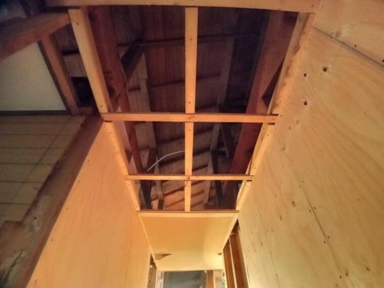 【リフォーム中】解体中の天井部分です。耐震工事施工のため天井を解体しています。リフォーム中も内覧は可能となっておりますので、今しか見れないお家内部もぜひご覧ください。