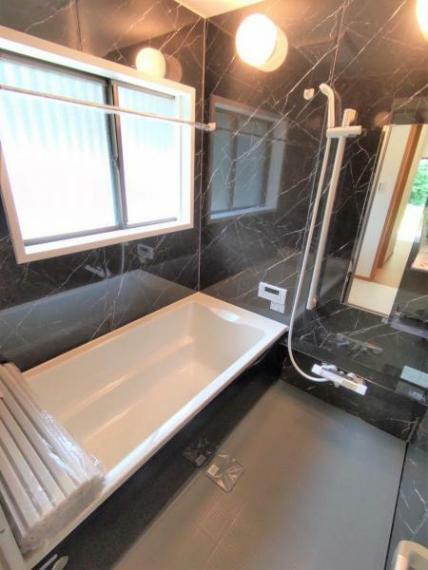 浴室 【リフォーム済】新品の1坪サイズのユニットバスを設置しました。リビングに設置する壁付けリモコンからお湯の給湯はもちろん、追い焚きも簡単に出来ちゃいます。