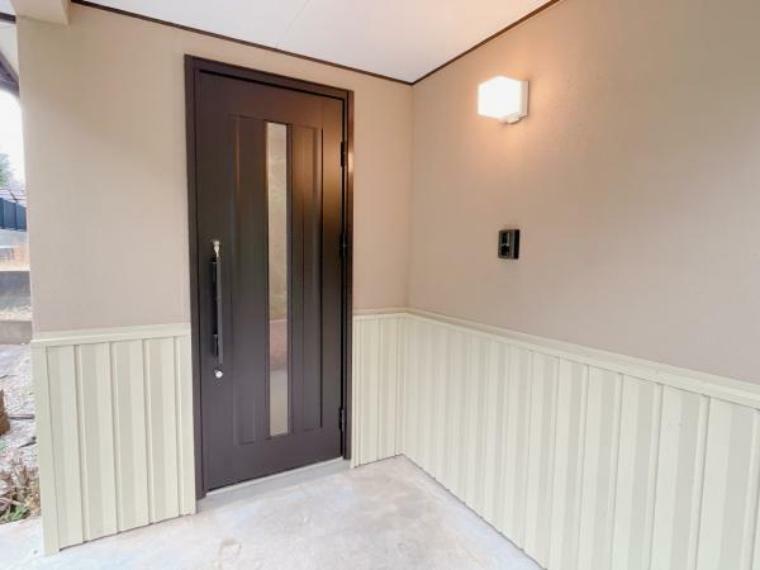 玄関 【リフォーム済】玄関ポーチの写真です。玄関扉を新品交換しました。第一印象となる玄関は清潔感がある方が良いですよね。