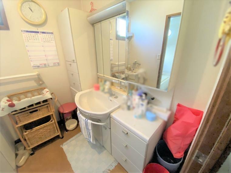 洗面化粧台 1階洗面スペース。ゆとりの洗面スペースで朝の身支度もスムーズに