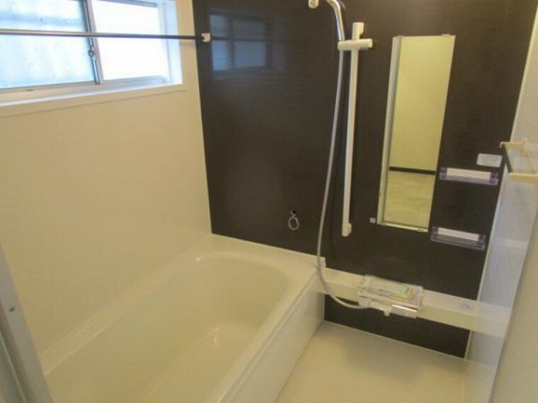 浴室 【リフォーム済】浴室はハウステック製の新品のユニットバスに交換しました。浴槽には滑り止めの凹凸があり、床は濡れた状態でも滑りにくい加工がされている安心設計です。