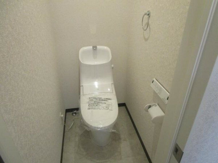 トイレ 【リフォーム済】トイレはLIXIL製の温水洗浄機能付きに新品交換しました。キズや汚れが付きにくい加工が施してあるのでお手入れが簡単です。直接肌に触れるトイレは新品が嬉しいですよね。