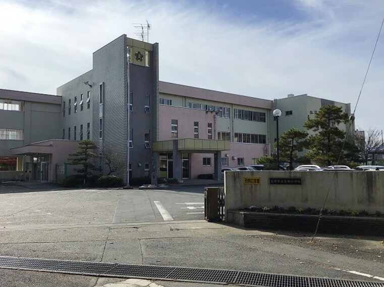 小学校 現地から1190m～1210m。　笠間市立友部小学校　「よく学び　 心豊かな 　心身ともにたくましい　児童の育成」を教育目標とする小学校。※2021年11月撮影