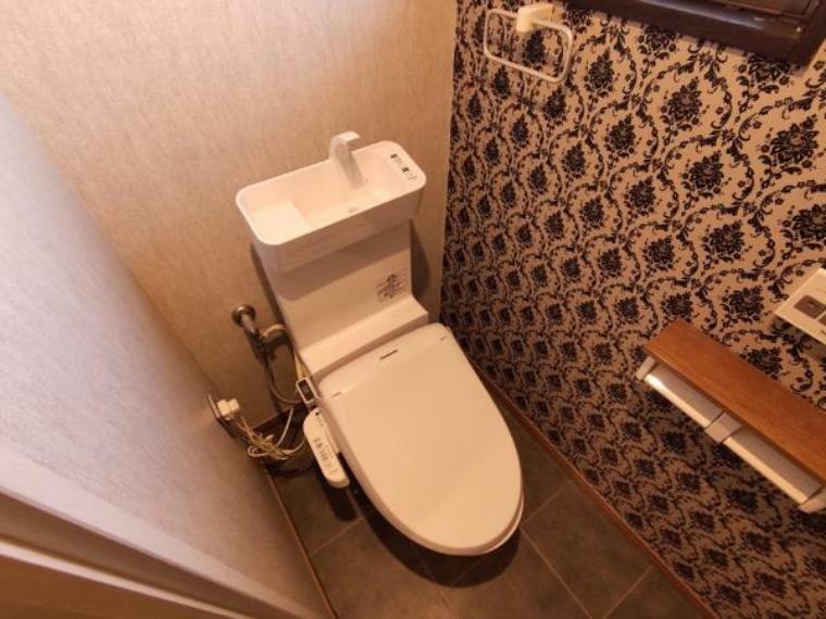【トイレ】トイレはおしゃれなクロスを貼っています。落ち着いた空間の為、一息つく場所として丁度良さそうですね。