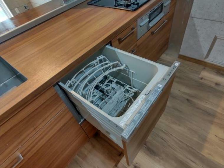【キッチン　食器洗浄機】キッチンには食器洗浄機付き。面倒な食器洗いもこれに任せておけば、ゆとりのある生活が出来そうですね。