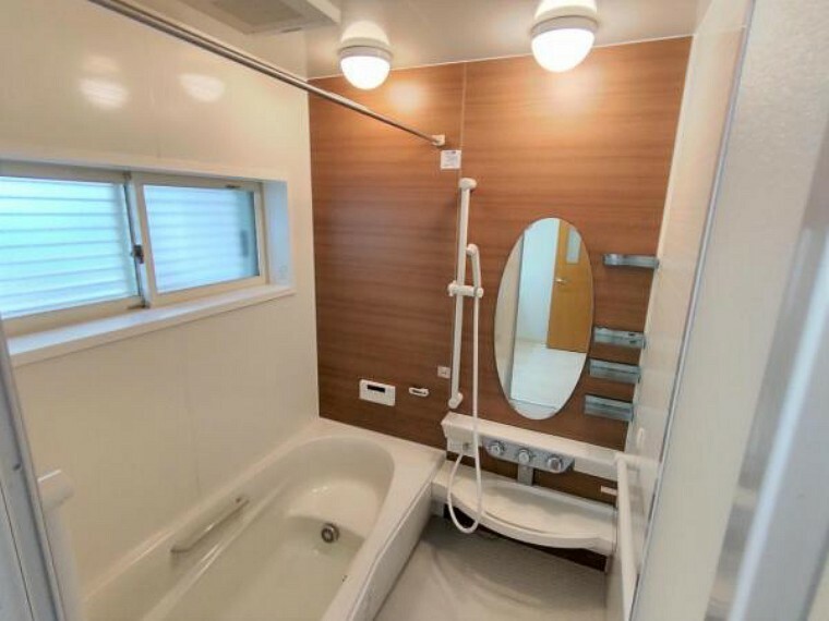 浴室 【リフォーム済】システムバス写真です。バスはクリーニングを行いました。1坪の広々した浴槽で、足を伸ばしてゆったり半身浴が楽しめます。毎日のお風呂が楽しみになりますね。