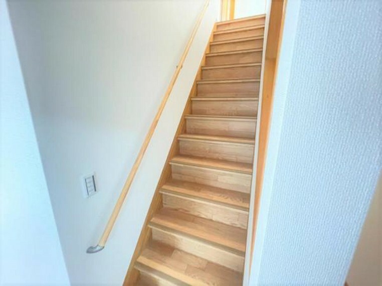 【リフォーム済】階段写真です。天井・壁はクロス張替え、床はクリーニングを行いました。手すりも新品に交換しました。事故の起こりやすい階段の昇降を、より安全にできるように最大限配慮しています。