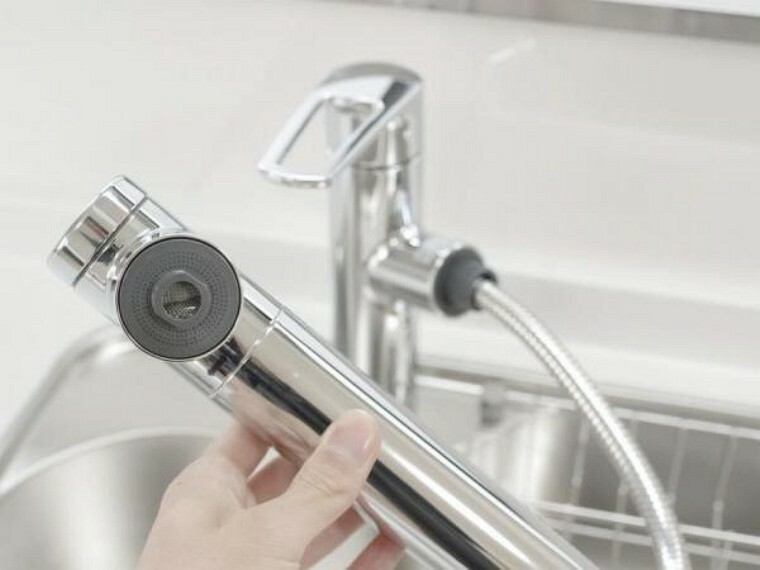 【同仕様写真】キッチン水栓金具は「かゆい所に手が届く」シャワータイプ。浄水機能付きなので安心してお使いいただけます。一体型の浄水器なので汚れにくくお手入れ簡単ですよ。