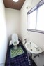 トイレ トイレには手洗いカウンターを設置。大人も子どもも快適な自動温洗浄便座機能付きです。窓もあっていつも清潔に保てます。