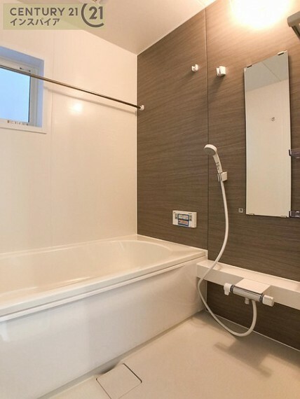 浴室 浴室乾燥機付でいつも快適＆心地良いバスタイム！ 湿気の多い梅雨の時期はカビ対策にもなり、毎日のお風呂掃除の手間が省ける嬉しい設備！