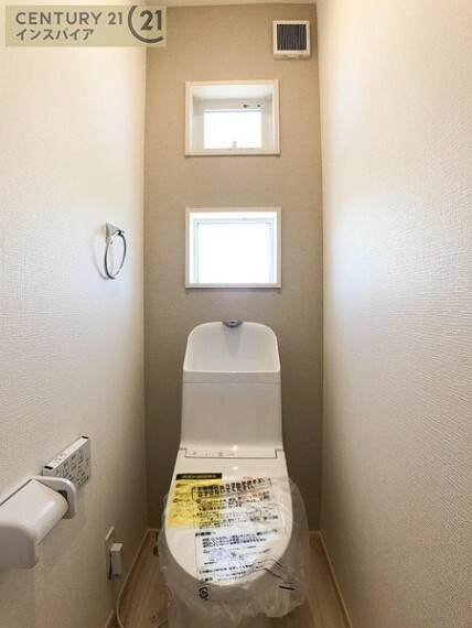 トイレ 明るくすっきりした空間のトイレです！ 白が基調で清潔感があります！ デザイン窓がオシャレな空間を演出