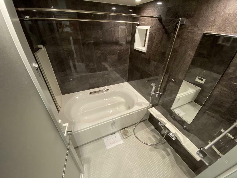 LIXILの高級ユニットバス、ソレオを採用。ラウンドライン浴槽では、頭を自然にもたれてゆったりと入浴して頂けます。水捌けが良く冷たくないキレイサーモフロア、浴室換気乾燥暖房を標準設置