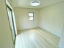 居間・リビング 明るく風通しの良いリビングは床暖房を設置し寛ぎの空間を実現。
