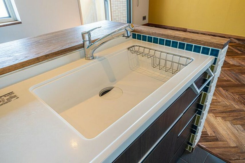 キッチン 【浄水器一体型水栓】お手元で簡単に浄水の切り替えが可能です。引出式のシャワーヘッドでシンクのお手入れにも便利です。シンクや作業台が広い使いやすいキッチン。作業効率が良くなりそうです。