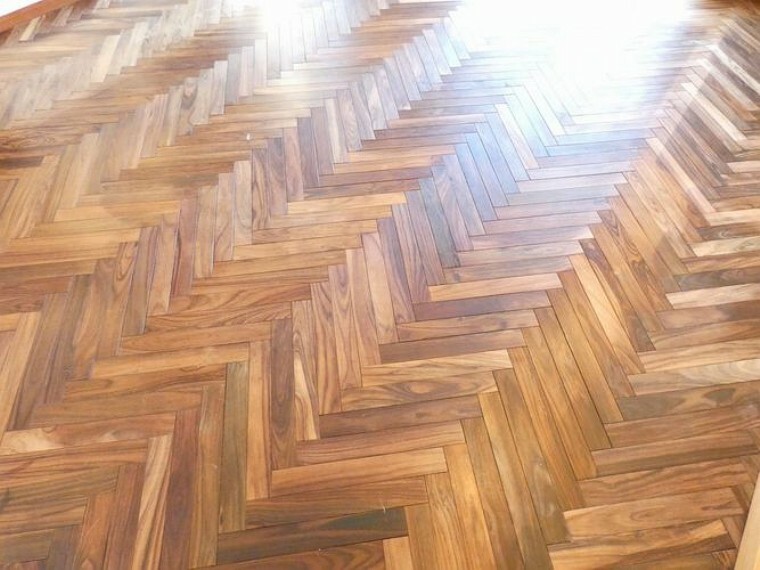 【ヘリンボーン柄】ヘリンボーン柄の床は、適度なアクセントを添えながらも、すっきりとした印象です。オイル塗装の仕上げとなっております。