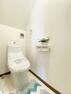 トイレ トイレ・清潔感のある明るいトイレ空間。シャワー洗浄機能付き。リモコンはスッキリとした印象の壁掛けタイプです。