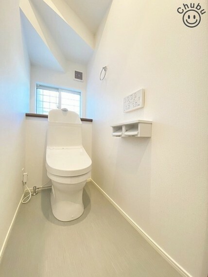 トイレ スタンダードな手洗いタンク一体型の洋風便器はウォシュレット・手洗い場付き