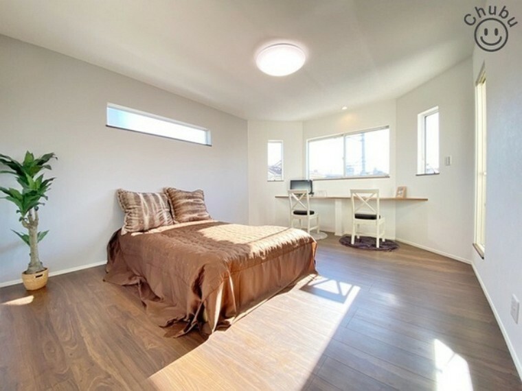 寝室 9.5帖洋室 明るく窓からは陽射しが注ぎ込み快適なプライベート空間です。