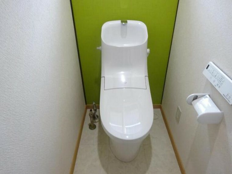 トイレ 【リフォーム後】トイレは温水洗浄付き暖房便座に交換しました。キズや汚れが付きにくい加工が施してあるのでお手入れが簡単です。直接肌に触れるトイレは新品浄機能付きに新品交が嬉しいですよね。