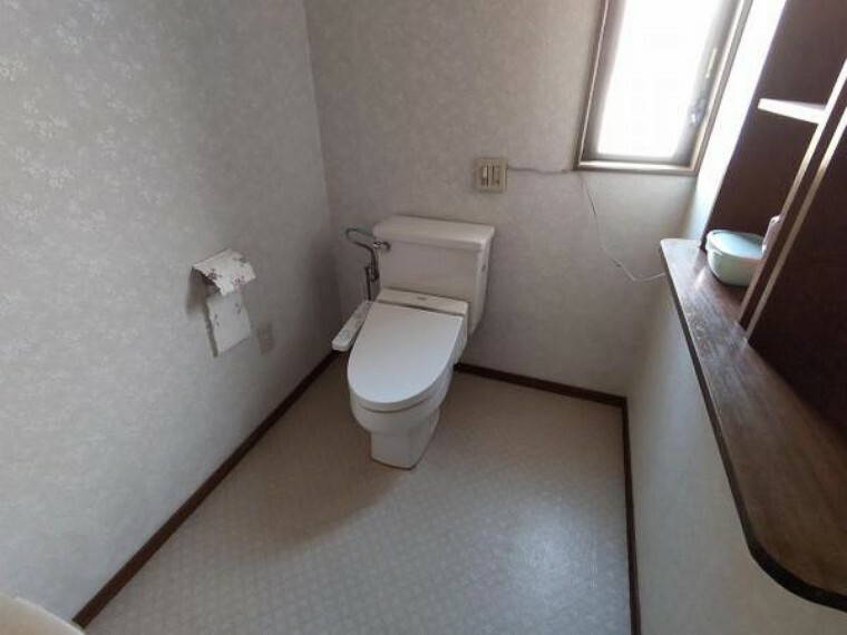 トイレ 【リフォーム中】トイレは新品に交換します。床のクッションフロア張替え、壁・天井クロスの張替えを行います。