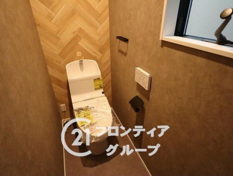 同仕様写真（内観） 【同仕様写真】トイレは温水洗浄付き便器です。壁紙の色、窓の配置等、一邸一邸のこだわりをぜひ現地でご覧ください。