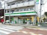 コンビニ ファミリーマート 新宿上落合店:急な買い物にも便利な徒歩2分！（145m）