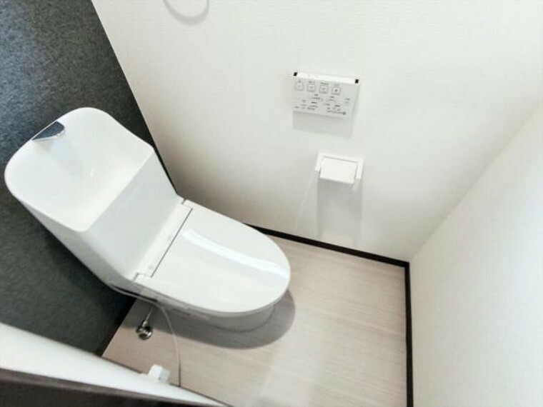トイレ （リフォーム済）トイレは天井・壁のクロスを貼り替えし、床は水に強くお手入れしやすいクッションフロア貼りにしました。温水洗浄付き便器に交換も行い清潔に仕上げています。