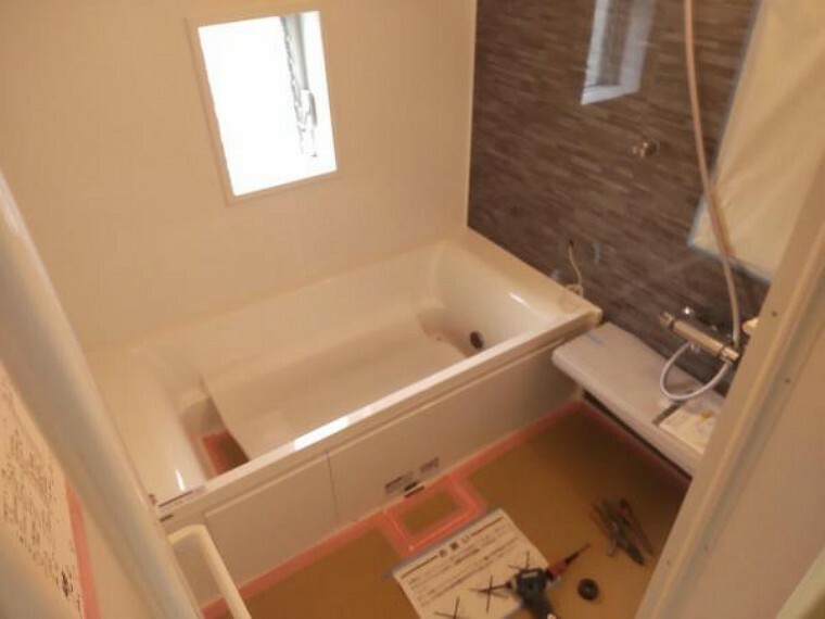 浴室 【リフォーム中】新たにユニットバスが設置されました。1坪サイズのユニットバスなので足をゆっくり伸ばして入浴できます。