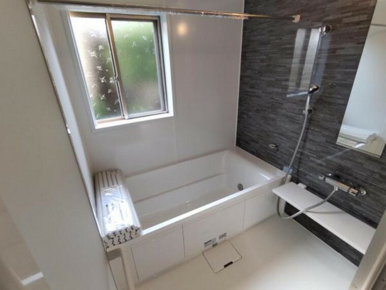 浴室 【リフォーム済】浴室はクリンナップ製のユニットバスに新品交換いたしました。1坪タイプのユニットバスに拡張を行ったため、ゆったり足を延ばして入浴できます。毎日のお風呂が楽しみになりますね。