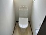 トイレ 【リフォーム済】トイレはタカラスタンダード製の温水洗浄機能付きのものに新品交換いたしました。汚れにくいコーティングがされているのでお掃除も簡単です。