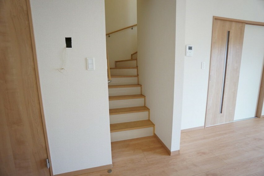 リビング階段でご家族とのコミュニケーションも増えます＾＾踏み場の広い、手摺付き階段です。踏み場の広い階段は、高齢の方でも安心できますね