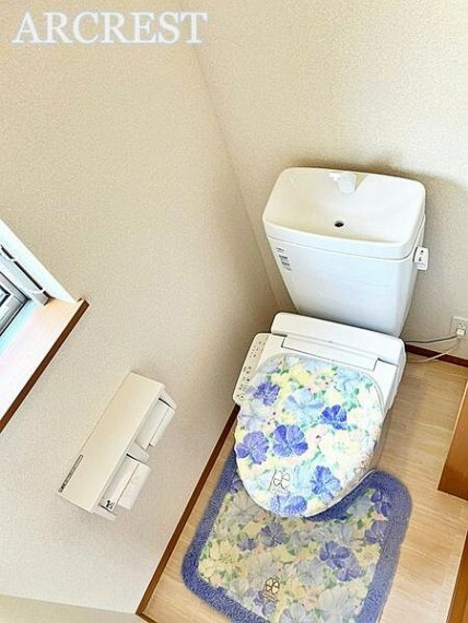 トイレ 小窓のある温水洗浄便座付き2Fトイレ