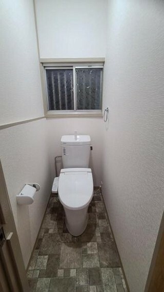 トイレ ウォシュレット付きの新調されたトイレ！ホワイトで清潔感がありますね！