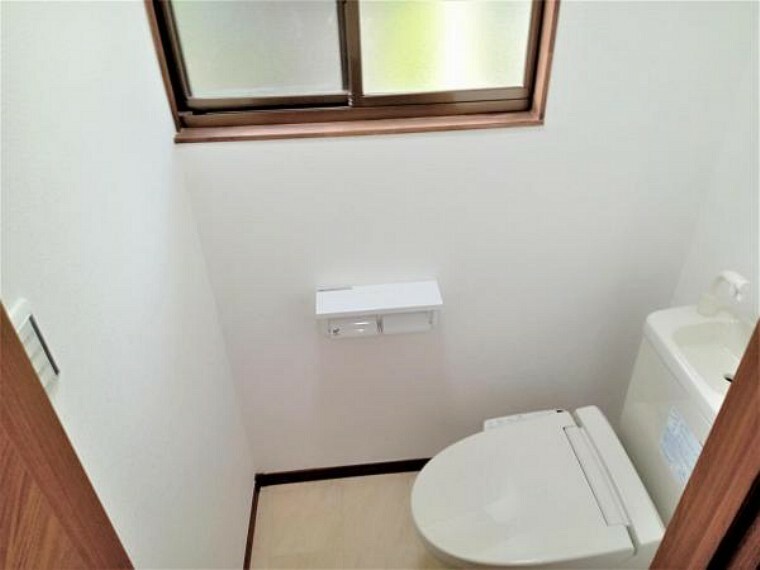 トイレ 【リフォーム済】トイレは温水洗浄便座トイレに新品交換しました。壁・天井のクロス、床のクッションフロアを張り替えて、清潔感溢れる空間になりました。
