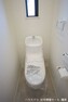 トイレ 2か所のトイレは朝の混雑緩和に活躍します。タンク一体型の温水洗浄便座はお掃除楽々。清潔に保てます