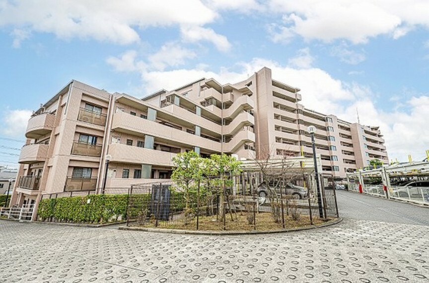 京成本線「京成津田沼」駅徒歩圏内、10階建マンションです。