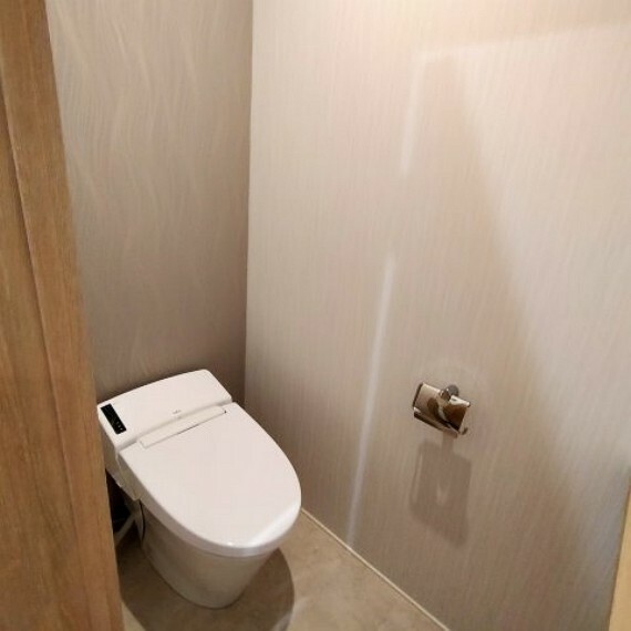トイレ 2階のトイレ。清潔感のあるトイレです。 タンクレスですと空間が広く感じますね