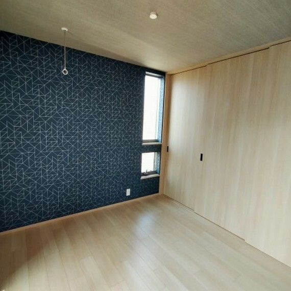 寝室 洋室（5.0帖）:アクセントクロスがオシャレな内装のお部屋です。 壁面いっぱいのクローゼットも魅力的です