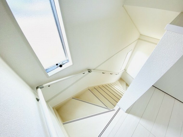 専用部・室内写真 明るい階段にしっかり手すり付き安心安全
