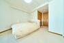寝室 白を基調とした寝室は、こだわりの家具やインテリアにより自分だけの空間へ。