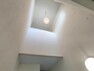 【リフォーム中】玄関ホールの天井は吹き抜けになっているので、自然光が差し込み、明るい印象の空間になっています。クロス張替え、照明器具設置。