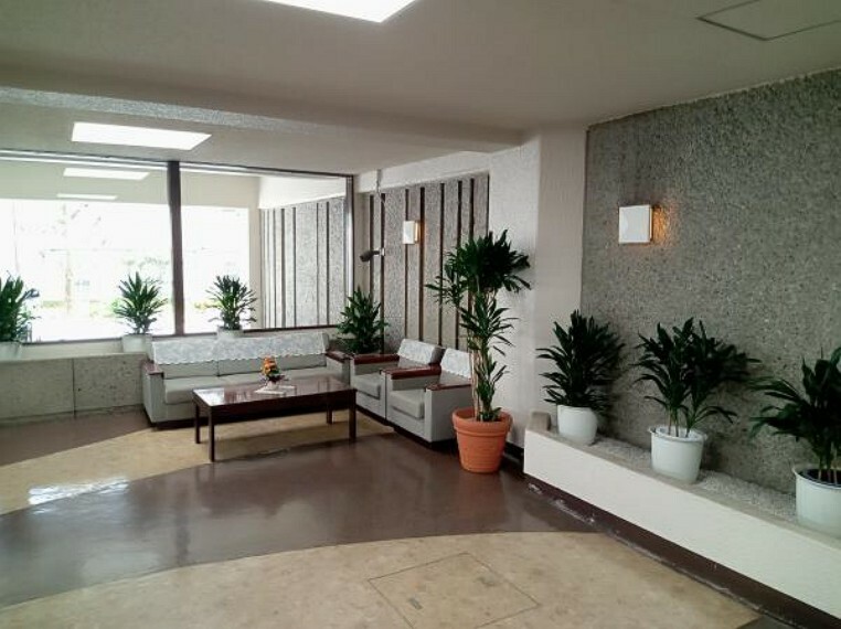 エントランスホール 【エントランス】観葉植物もあり、エントランスは管理人によってきれいに保たれています。ソファでマンションの方々とお話もできますね。