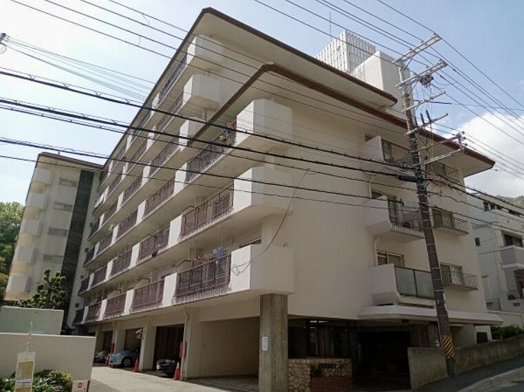 外観写真 【外観】昭和47年築の8階建ての総戸数は48戸のマンションです。お部屋は一階にございます。