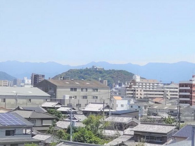眺望 住戸からの眺望です。天気の良い日にはバルコニーから松山城が見えます。