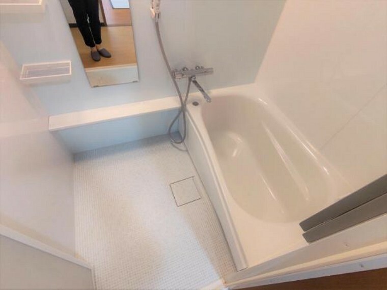 浴室 【リフォーム済】ユニットバスはクリーニングを行いました。TOTO製のユニットバスの床は規則正しいパターンの加工がされていて滑りにくくなっています。また、水はけがよく乾きやすいので、翌朝にはカラッと乾きます。